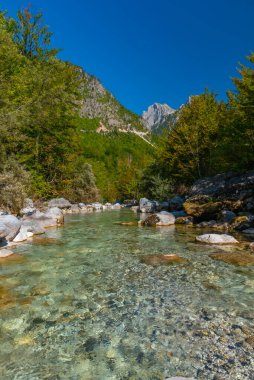 Valbona nehri Arnavutluk 'un görkemli doğasıyla çevrili