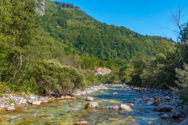 Valbona nehri Arnavutluk 'un görkemli doğasıyla çevrili