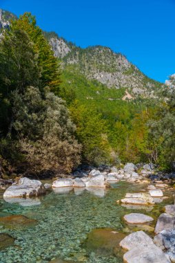 Valbona nehri Arnavutluk 'un görkemli doğasıyla çevrili