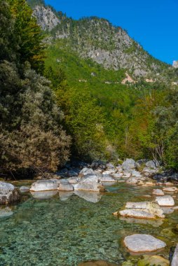 Valbona nehri Arnavutluk 'un görkemli doğasıyla çevrili