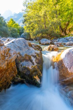 Valbona nehri Arnavutluk 'un görkemli doğasıyla çevrili