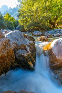 Valbona nehri Arnavutluk 'un görkemli doğasıyla çevrili