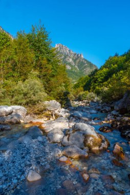 Valbona nehri Arnavutluk 'un görkemli doğasıyla çevrili