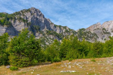 Arnavutluk 'taki Valbona-Theth yürüyüş yolundan Lanetli Dağlar' ın güzel manzarası