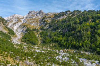 Arnavutluk 'taki Valbona-Theth yürüyüş yolundan Lanetli Dağlar' ın güzel manzarası