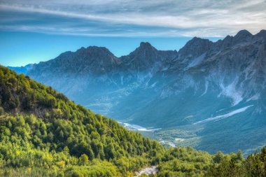 Arnavutluk 'taki Valbona vadisinde hava manzarası