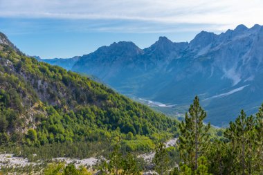 Arnavutluk 'taki Valbona-Theth yürüyüş yolundan Lanetli Dağlar' ın güzel manzarası