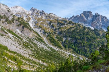 Arnavutluk 'taki Valbona-Theth yürüyüş yolundan Lanetli Dağlar' ın güzel manzarası