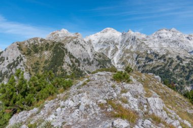 Arnavutluk 'taki Valbona ve Theth Vadisi' ni birbirine bağlayan bayır