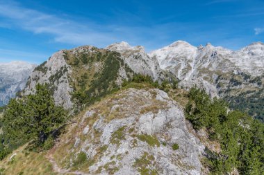 Arnavutluk 'taki Valbona ve Theth Vadisi' ni birbirine bağlayan bayır