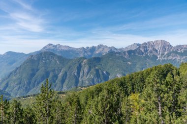 Arnavutluk 'taki Valbona-Theth yürüyüş yolundan Lanetli Dağlar' ın güzel manzarası