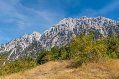 Arnavutluk 'taki Valbona-Theth yürüyüş yolundan Lanetli Dağlar' ın güzel manzarası