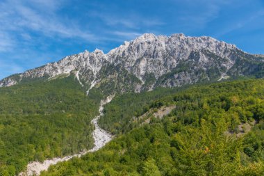 Arnavutluk 'taki Valbona-Theth yürüyüş yolundan Lanetli Dağlar' ın güzel manzarası