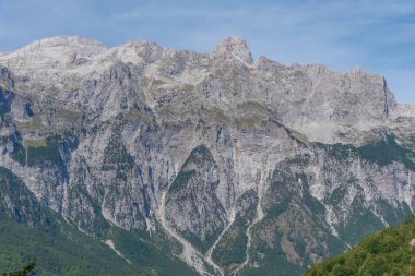 Arnavutluk 'taki Valbona-Theth yürüyüş yolundan Lanetli Dağlar' ın güzel manzarası