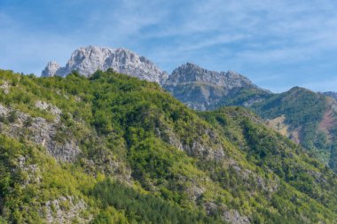 Arnavutluk 'taki Valbona-Theth yürüyüş yolundan Lanetli Dağlar' ın güzel manzarası