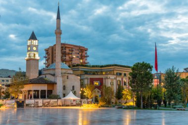 Arnavutluk 'un Tiran kentindeki Ethem Bey camiinin gün batımı manzarası