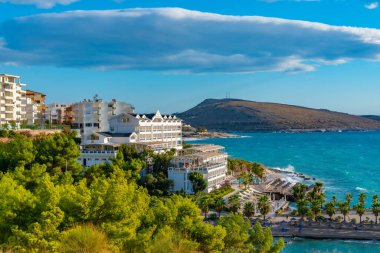 Arnavutluk 'un Sarande kentinin deniz manzarası