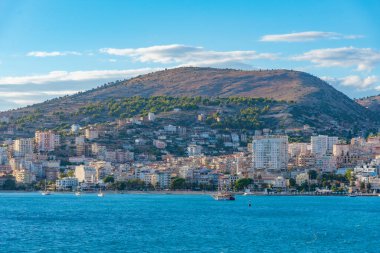 Arnavutluk 'un Sarande kentinin deniz manzarası