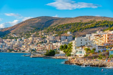 Arnavutluk 'un Sarande kentinin deniz manzarası