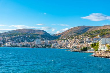 Arnavutluk 'un Sarande kentinin deniz manzarası