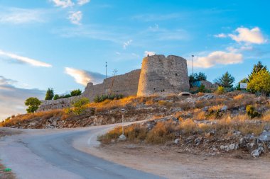 Arnavutluk 'un Sarande kentindeki Lekuresi şatosunun gün batımı manzarası