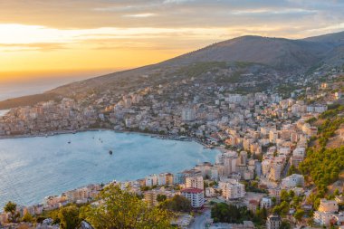 Arnavutluk 'un Sarande kentinde günbatımı manzarası