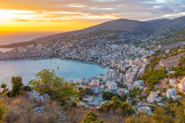 Arnavutluk 'un Sarande kentinde günbatımı manzarası