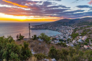 Arnavutluk 'un Sarande kentinde günbatımı manzarası