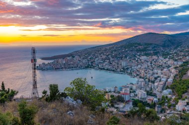 Arnavutluk 'un Sarande kentinde günbatımı manzarası