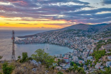 Arnavutluk 'un Sarande kentinde günbatımı manzarası