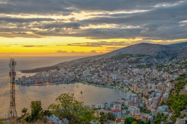 Arnavutluk 'un Sarande kentinde günbatımı manzarası