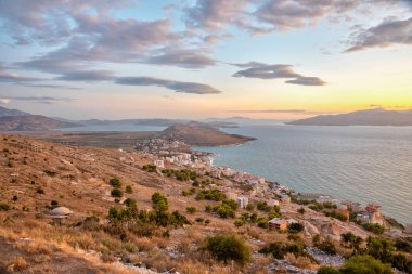 Arnavutluk 'un yırtık pırtık Sarande kıyı şeridi