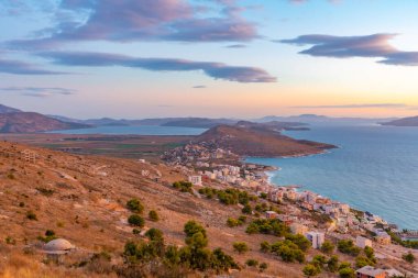 Arnavutluk 'un yırtık pırtık Sarande kıyı şeridi