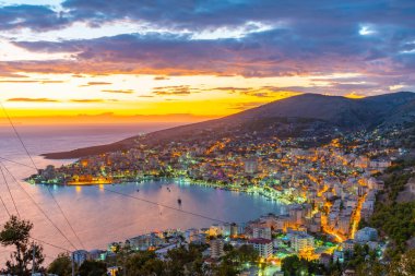 Arnavutluk 'un Sarande kentinde günbatımı manzarası