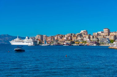 Arnavut kenti Sarande 'nin deniz manzarası