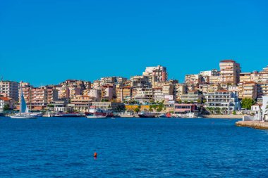 Arnavut kenti Sarande 'nin deniz manzarası