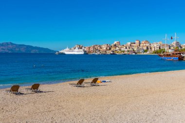 Arnavutluk 'un Sarande kentinde boş bir plaj manzarası