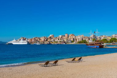 Arnavutluk 'un Sarande kentinde boş bir plaj manzarası