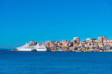 Arnavut kenti Sarande 'nin deniz manzarası