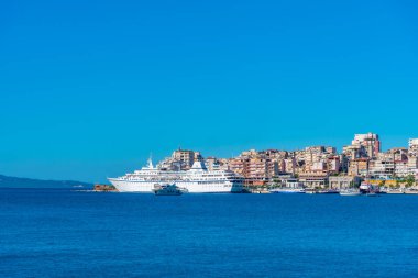 Arnavut kenti Sarande 'nin deniz manzarası