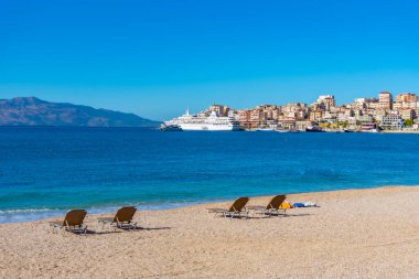 Arnavutluk 'un Sarande kentinde boş bir plaj manzarası