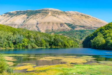 Arnavutluk 'ta Mavi Göz pınarı yakınlarındaki bir baraja yansıyan dağlar