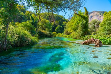Arnavutluk 'un Sarande kenti yakınlarında mavi göz pınarı