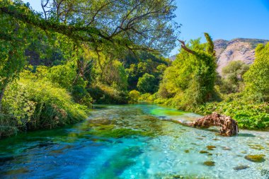 Arnavutluk 'un Sarande kenti yakınlarında mavi göz pınarı