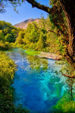 Arnavutluk 'un Sarande kenti yakınlarında mavi göz pınarı