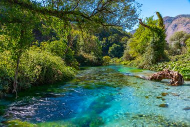 Arnavutluk 'un Sarande kenti yakınlarında mavi göz pınarı