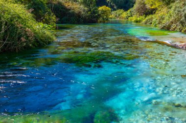 Arnavutluk 'un Sarande kenti yakınlarında mavi göz pınarı