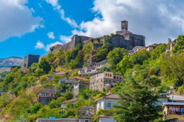 Arnavutluk 'un Cirokaster kentindeki şato manzarası