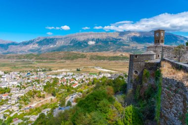 Arnavutluk 'taki Gjirokaster şatosunun içindeki saat kulesi