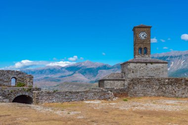Arnavutluk 'taki Gjirokaster şatosunun içindeki saat kulesi